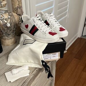 100% AUTHENTIC size 391/2 Gucci White Sneakers with Red Heart Details